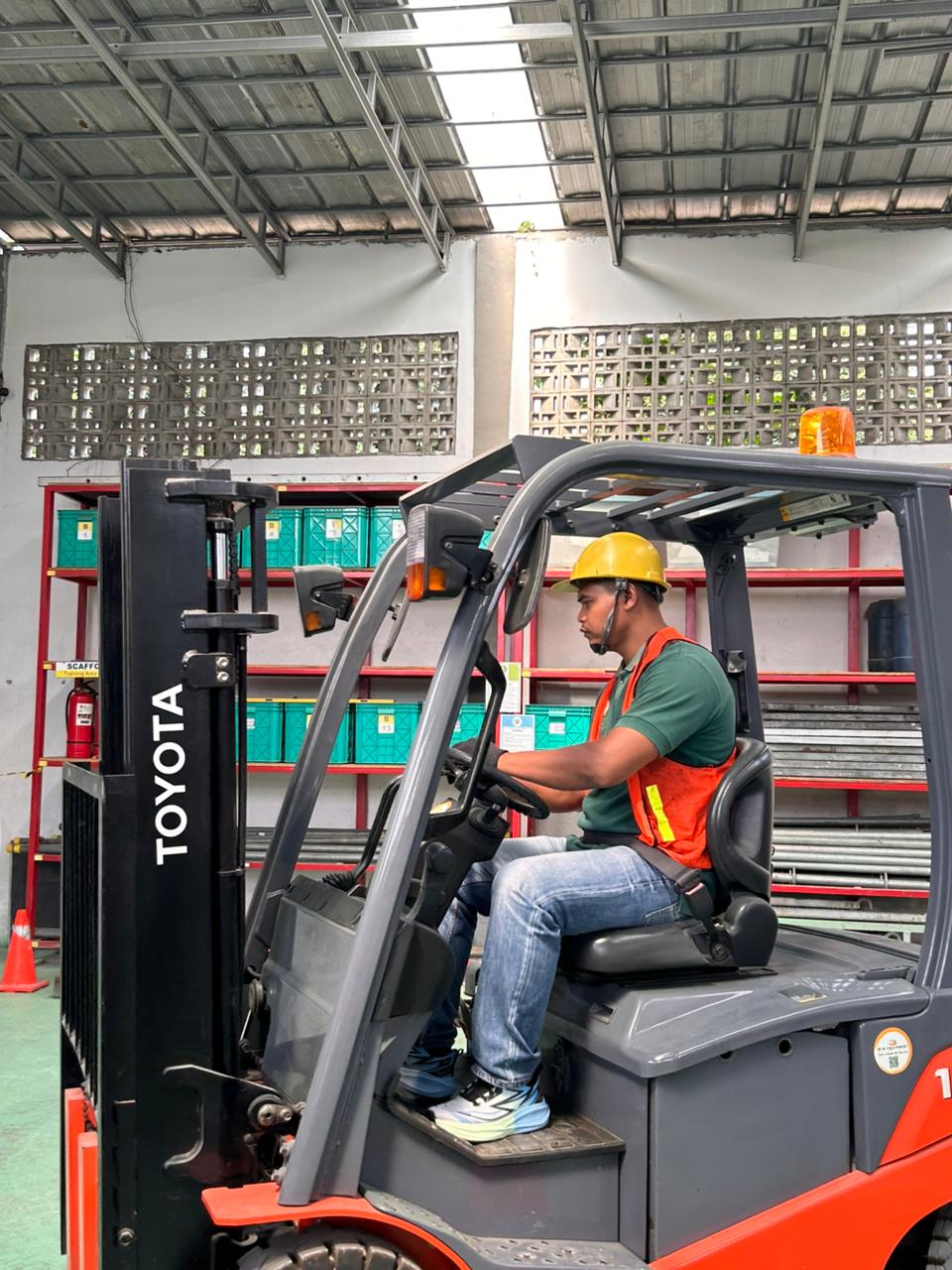 Operator Forklift dalam kegiatan pengoperasian forklift